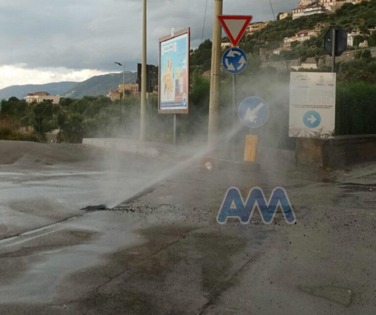 Capo d’Orlando – Si rompe un tubo dell’acqua a San Gregorio: spunta un “geyser” nella rotatoria del porto