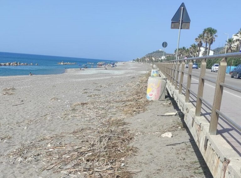 Capo d’Orlando, spiaggia sporca, mancano i servizi, la minoranza interroga il primo cittadino