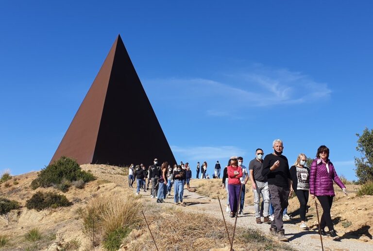 Alla Fiumara D’Arte torna il Rito della Luce, nel segno della Pace: la Piramide aperta il 12, 19 e 26 giugno