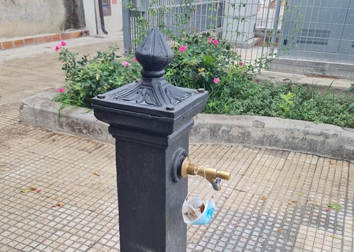 Barcellona Pozzo di Gotto – Mascherina piena di escrementi appesa ad una fontana, la rabbia del sindaco