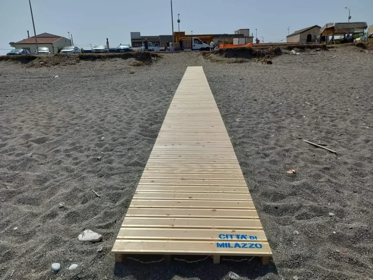 Milazzo, iniziata la posa delle passerelle per agevolare l’accesso in spiaggia