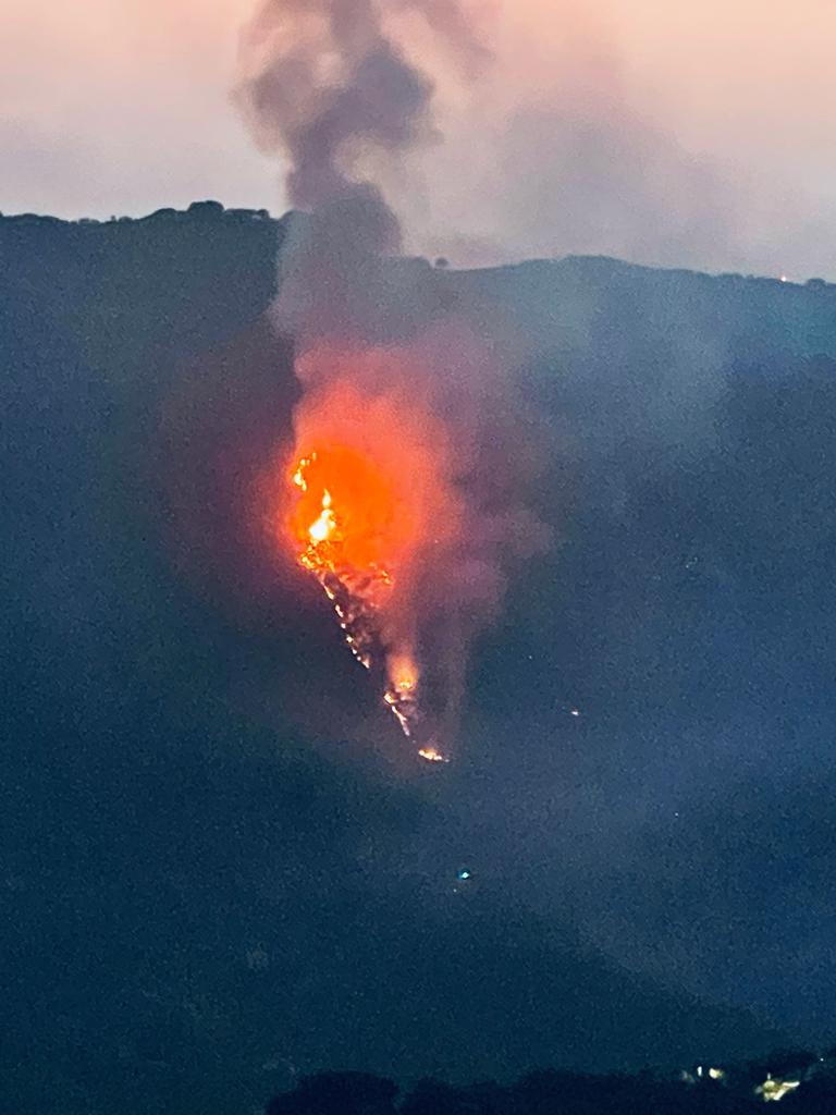 Vasto incendio in tre diverse contrade di Sant’Angelo di Brolo, le squadre presidiano i focolai