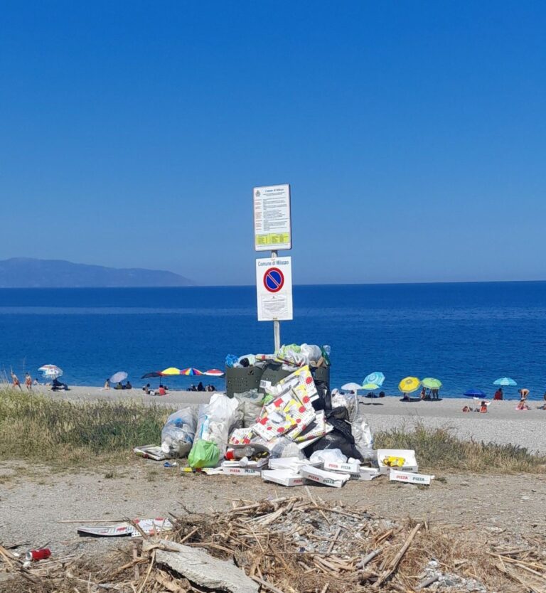 Milazzo, pulizia delle spiagge: troppe criticità. Il Comune diffida la ditta Caruter