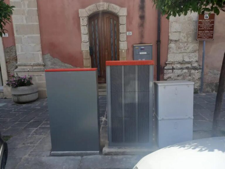 Milazzo, spuntano 3 centraline telefoniche davanti la chiesa. Il comune chiede la rimozione