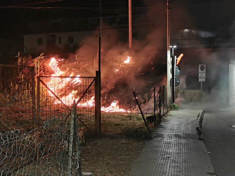 Brolo – Incendio lungo la scarpata ferroviaria, intervenuta la Protezione Civile