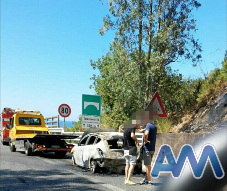 Messina, auto va a fuoco sulla tangenziale e divampa incendio. In corso le operazioni di spegnimento