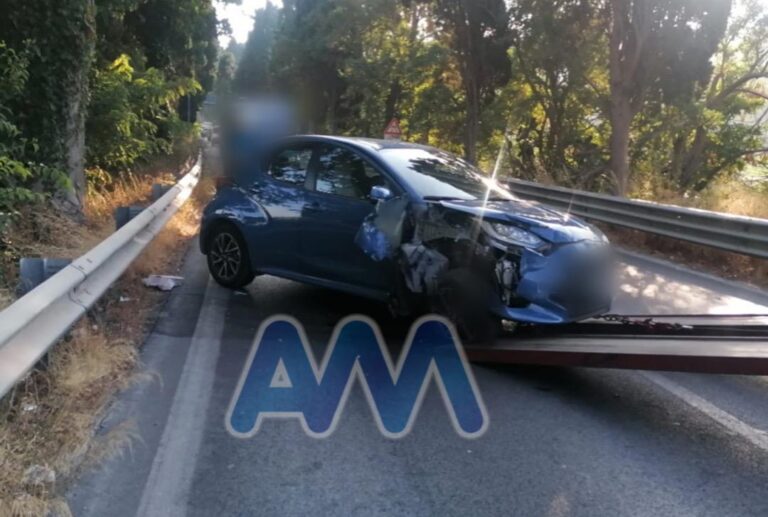 Rocca di Capri Leone, auto contro il guardrail. Ferita la conducente