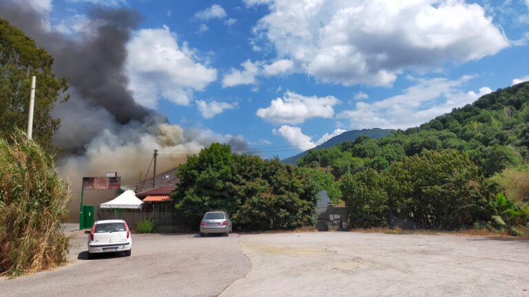 Mirto – Incendio nella strada a scorrimento veloce, sul posto i Vigili del Fuoco