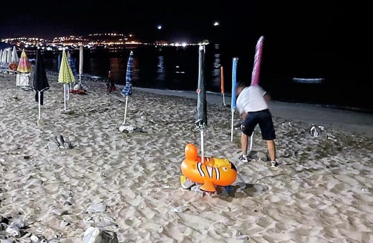 Oliveri – Ombrelloni “segnaposto” sulla spiaggia, presto nuovi controlli