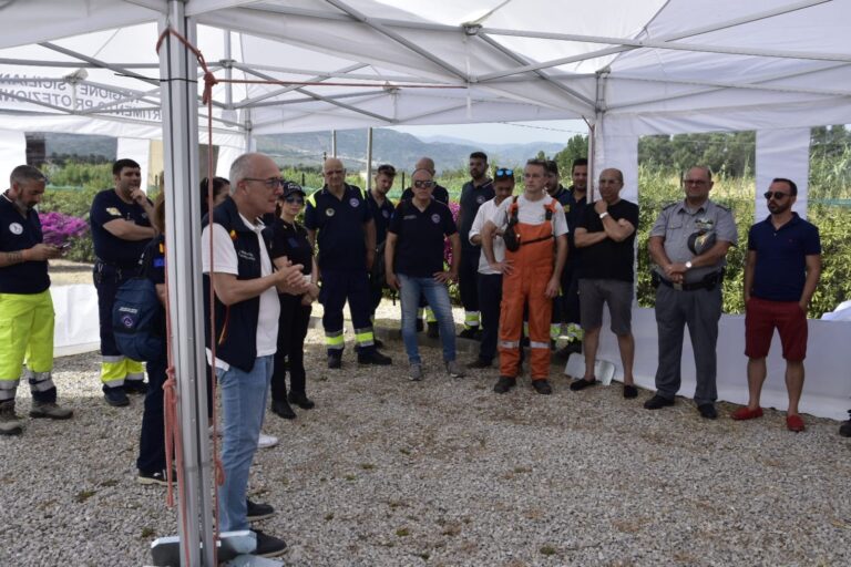 Protezione civile, volontari piemontesi impegnati nel contrasto agli incendi nel messinese: “E’ uno scambio culturale ed operativo” – Video