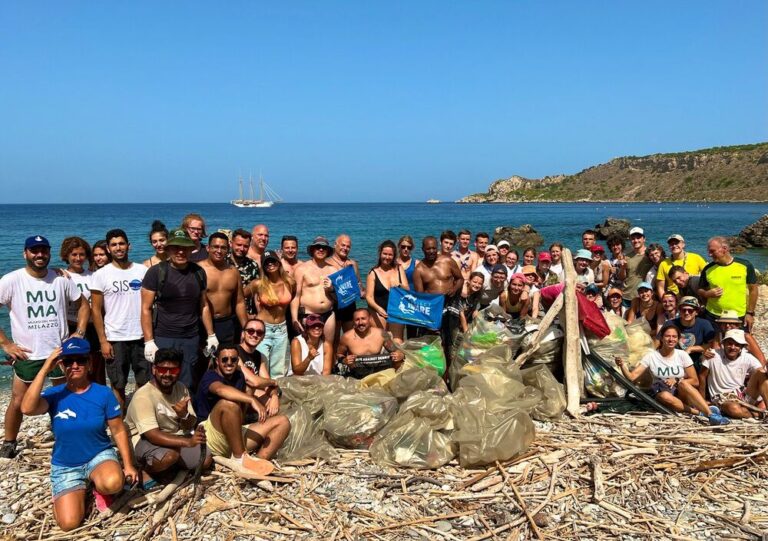 Milazzo, 50 volontari da tutto il mondo hanno ripulito la spiaggia di “Tre Pietrazze”