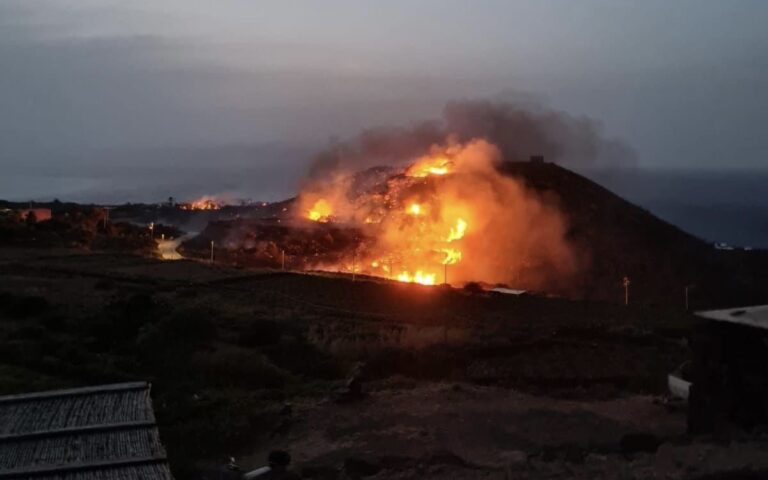 Maxi incendio a Pantelleria. Turisti in fuga, in fumo ettari di vegetazione