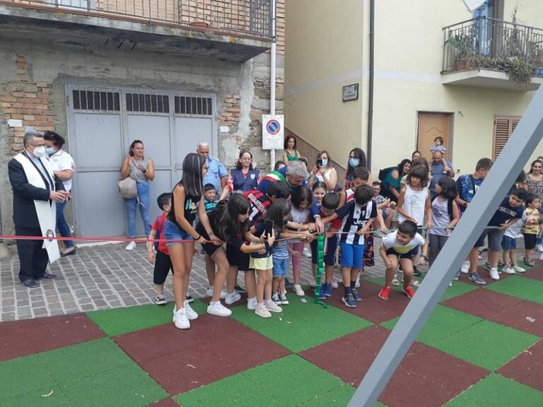 San Salvatore di Fitalia: consegnato alla città il parco giochi inclusivo e ai “Rangers International” un nuovo modulo antincendio