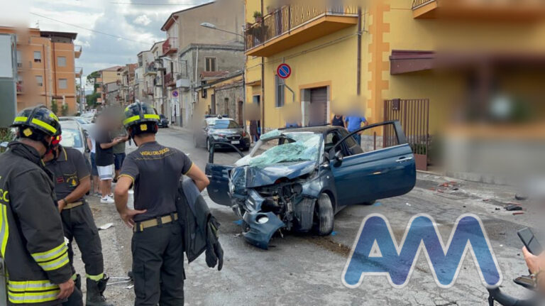 Sant’Agata Militello, auto contro un muro. Tre feriti