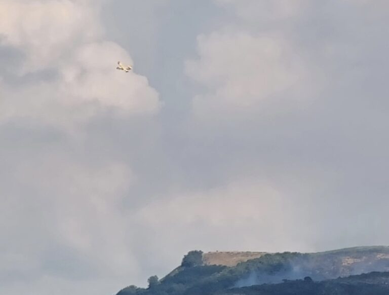 Incendio a Montalbano Elicona, interviene Canadair