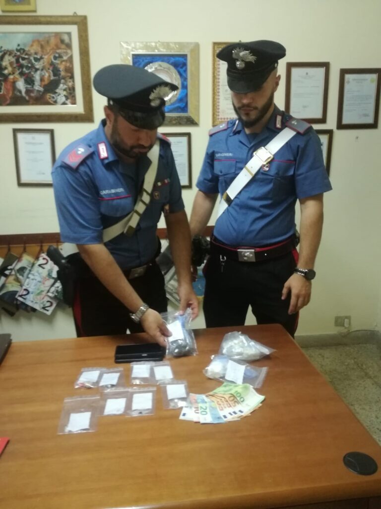 Fermata allo svincolo di Rometta, nello zaino aveva cocaina, hashish, crack ed eroina: arrestata