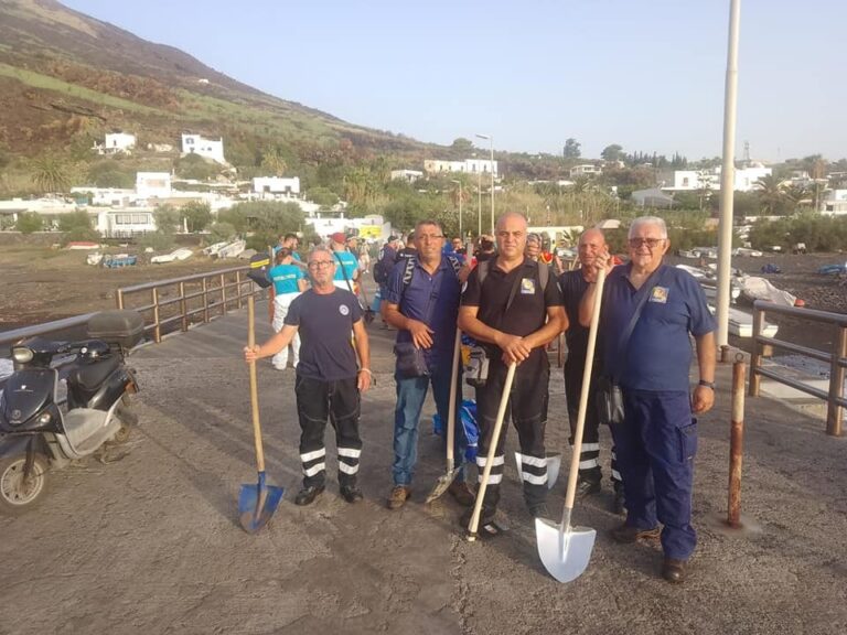 Sinagra – I volontari della Protezione Civile in aiuto alla popolazione di Stromboli