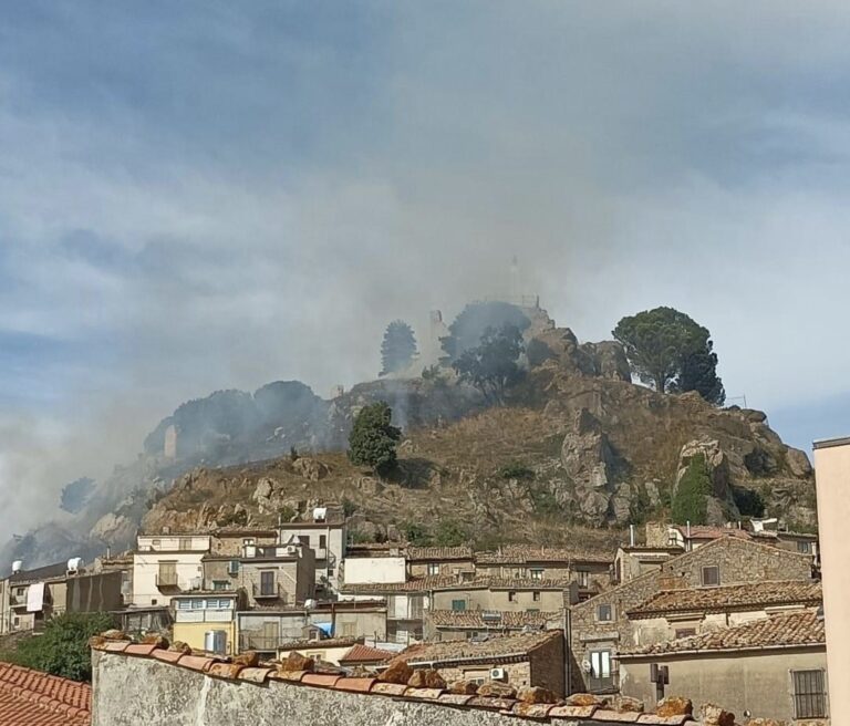 Mistretta, vasto incendio alle pendici del Castello. E tra la cenere  spunta anche la spazzatura