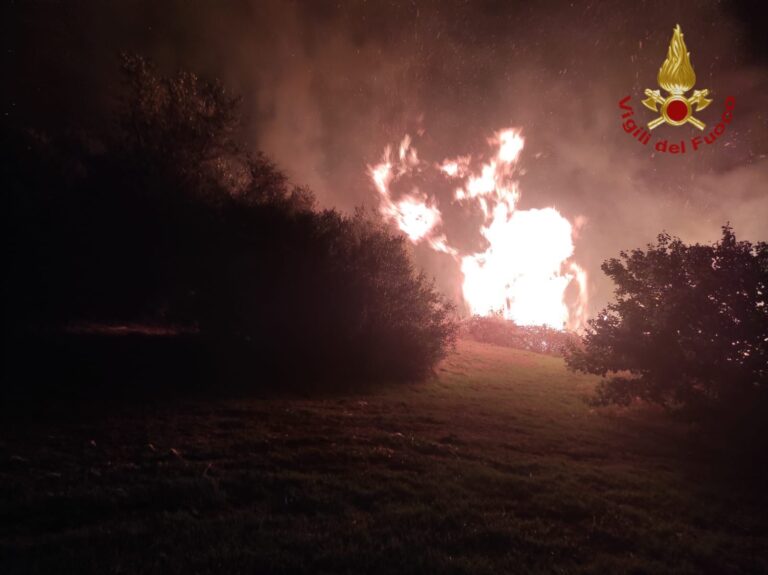 Lipari – Vasto incendio nella notte, lambite le abitazioni. Probabile la matrice dolosa