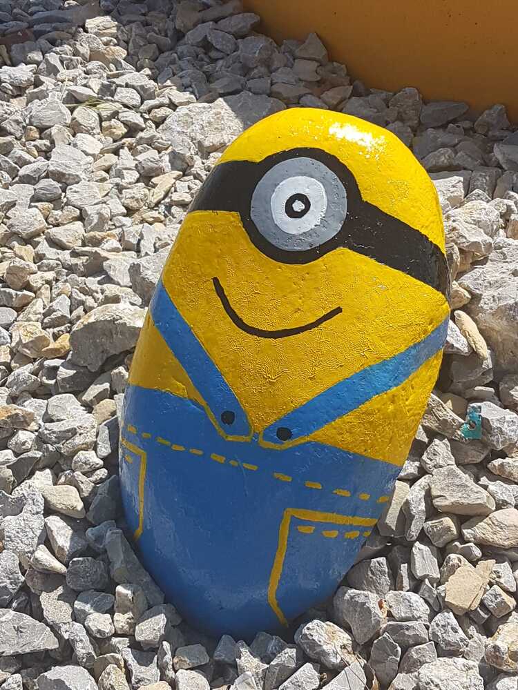 Sant’Agata Militello, sparito “Stuart”, il Minions dipinto su un sasso che decorava una rotonda adottata