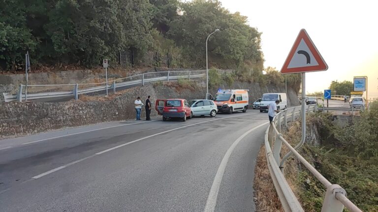 Capo d’Orlando, incidente tra due auto sulla statale. Due i feriti