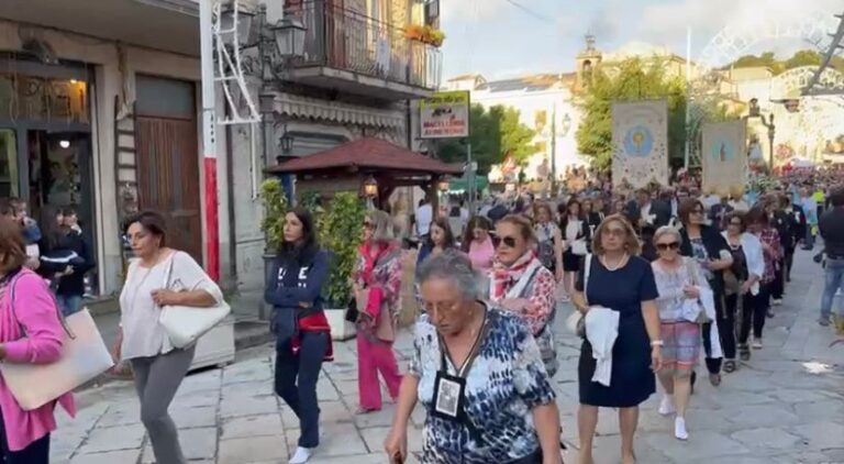 Montalbano Elicona, la festa di Maria SS. della Provvidenza. Lunga processione di fedeli per le vie del borgo