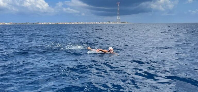 Capo d’Orlando – Impresa della 24enne Anastasia Forte, che ha attraversato lo Stretto di Messina a nuoto