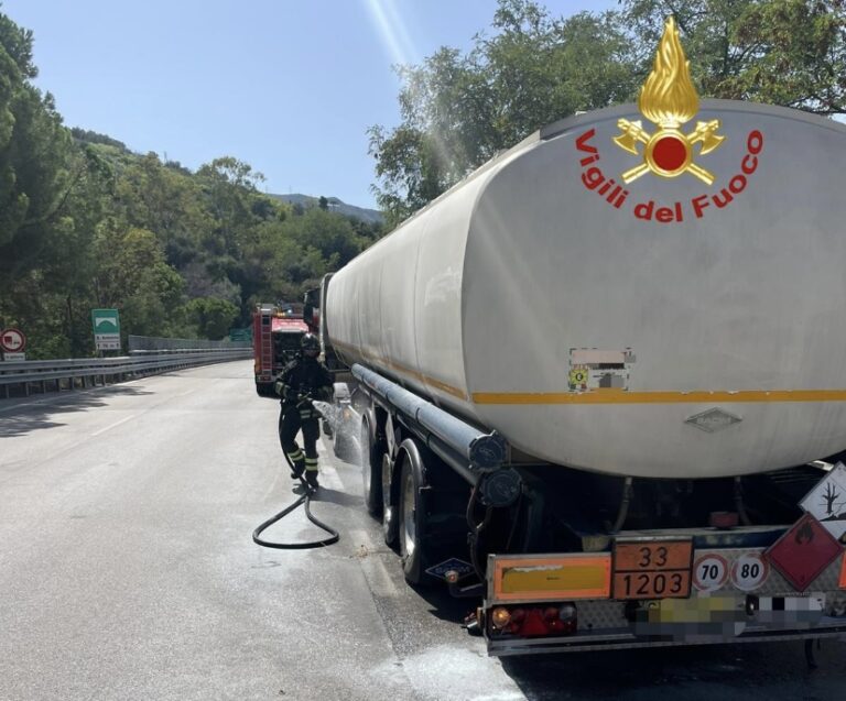 Cisterna di benzina prende a fuoco sulla A20 dopo lo svincolo di Sant’Agata di Militello, intervengono i Vigili del Fuoco