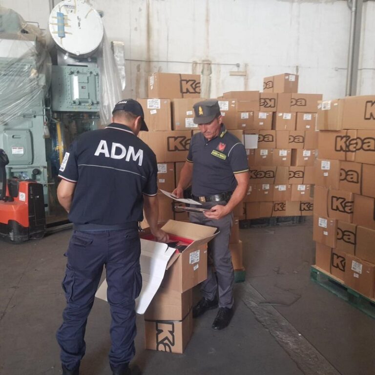 Operazione “Fuori Moda”: sequestrati capi di abbigliamento al porto di Palermo