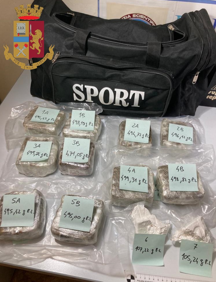 Messina – 34enne in auto con oltre 5 kg di droga, tra hashish e marijuana. Arrestato