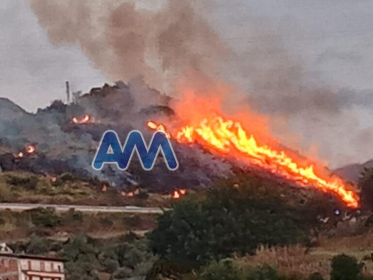 Torrenova, vasto incendio in collina. Le fiamme minacciano acquedotto e centro raccolta rifiuti