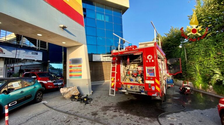 Messina, incendio sulla SS114, negozio invaso dal fumo, bonifica dei vigili del fuoco