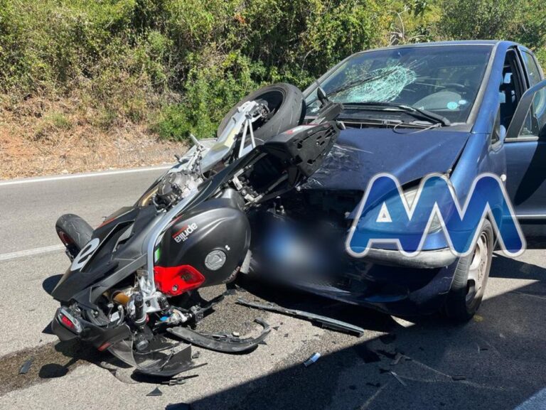 Acquedolci, scontro tra auto e moto. Ferito giovane centauro