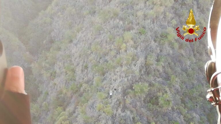 Escursioniste tratte in salvo sull’isola di Vulcano da elicottero dei Vigili del Fuoco