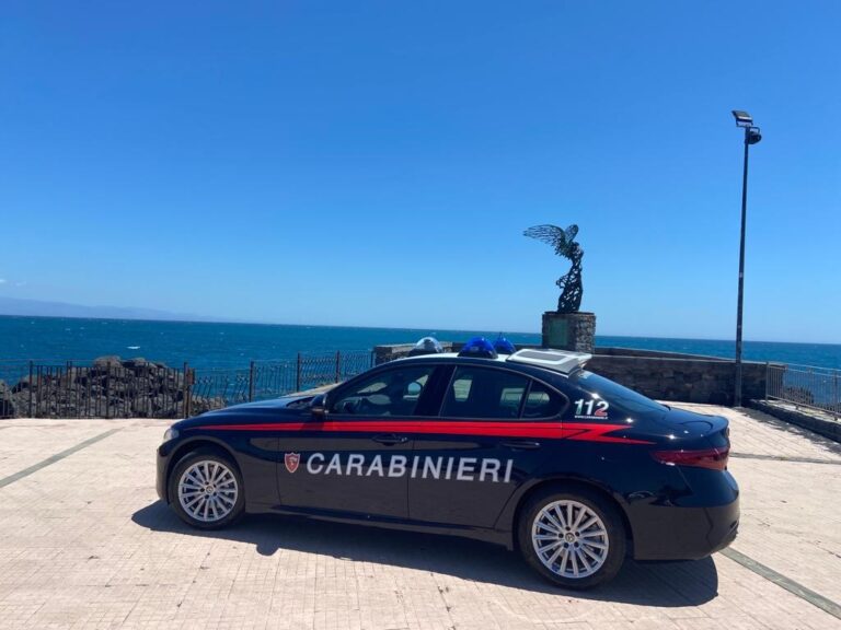 Rubano zaini e borse in spiaggia. Due minori denunciati dai Carabinieri