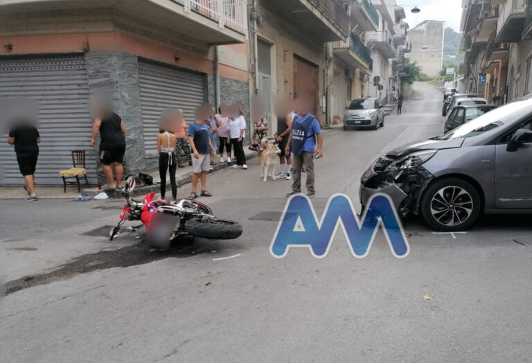 Sant’Agata Militello, scontro tra un’auto e un motorino in centro. Ferito giovane alla guida del motociclo