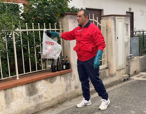 Falcone – Dipendenti obbligati a non fare straordinari, il Sindaco scende in campo a raccogliere i rifiuti