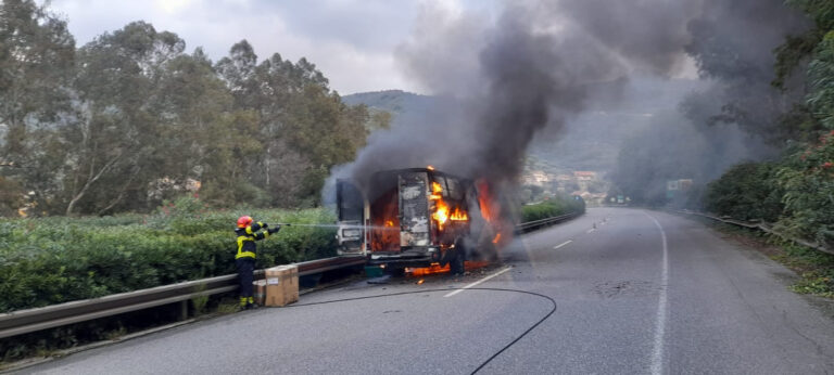 VIDEO – A/20: furgone prende fuoco tra gli svincoli di Brolo e Patti. Lunghe code. Traffico sbloccato alle 17