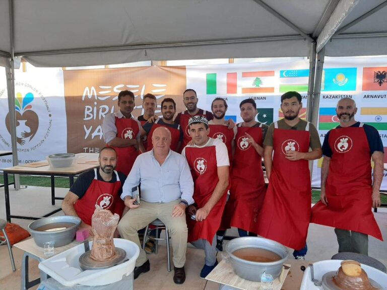 Il sindaco stefanese Francesco Re con AICC al festival della ceramica di Menemen in Turchia