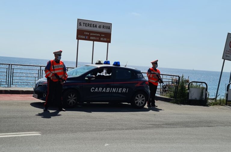 Ruba un’auto e poi si va a schiantare contro due vetture in sosta, denunciato a Santa Teresa Riva