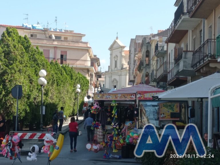 Acquedolci, auto perde controllo e finisce tra le bancarelle della fiera. Una donna ferita