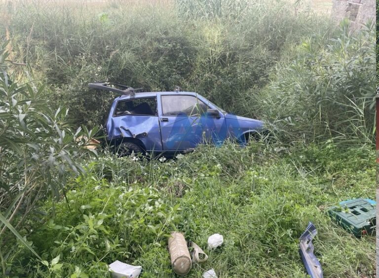 Torrenova – Violento scontro tra due auto: una finisce fuori strada. Un ferito