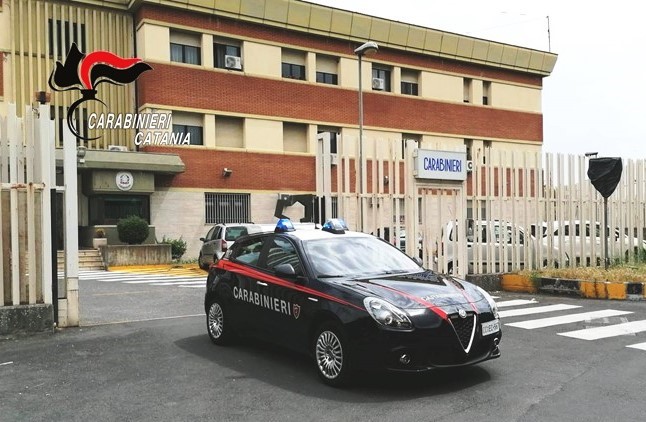 Tenta di sfondare la porta di casa della fidanzata e poi aggredisce i Carabinieri: arrestato un 23enne a Randazzo