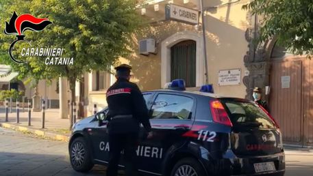 La donna stava tentando il suicidio. I Carabinieri la traggono in salvo