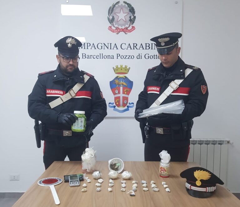 Barcellona Pozzo di Gotto – Droga nascosta nella dispensa della cucina, arrestati due uomini