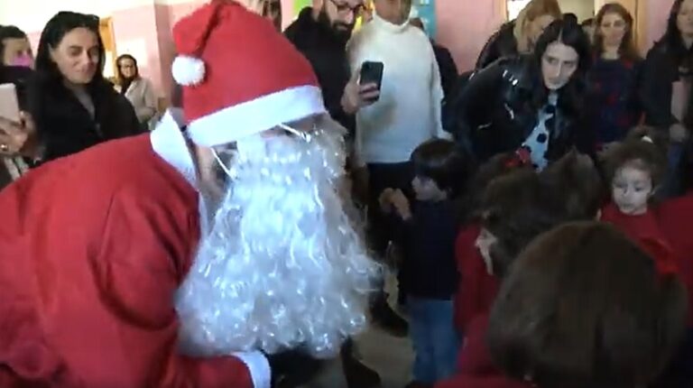 Capo d’Orlando, Babbo Natale ha fatto visita ai bambini delle scuole