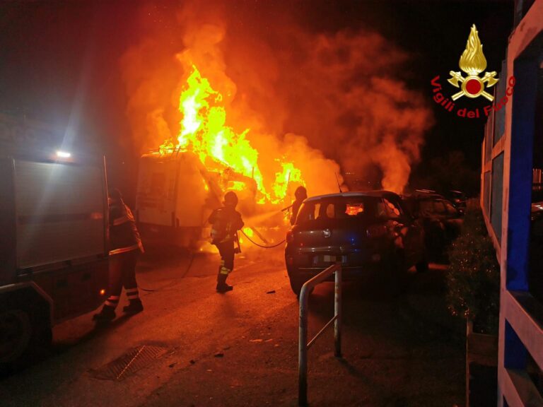 Messina, camper in fiamme. Rogo domato dai Vigili del fuoco