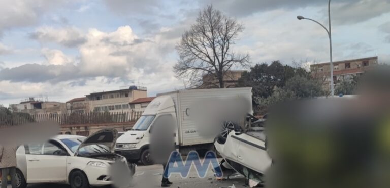 Grave incidente stradale sulla A19, all’ingresso di Palermo. Auto ribaltata, tre feriti gravi