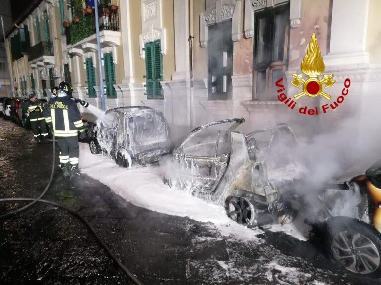 Messina – Incendio doloso a Boccetta, 3 auto distrutte dalle fiamme