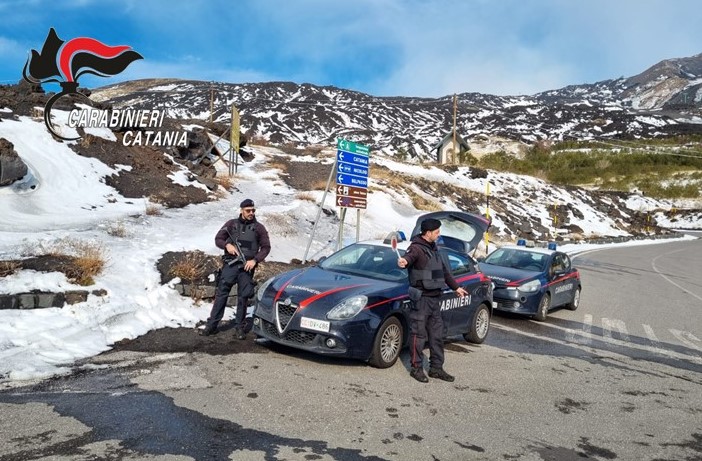 Giravano in moto sui sentieri dell’Etna, multe per oltre 20 mila euro in un solo giorno